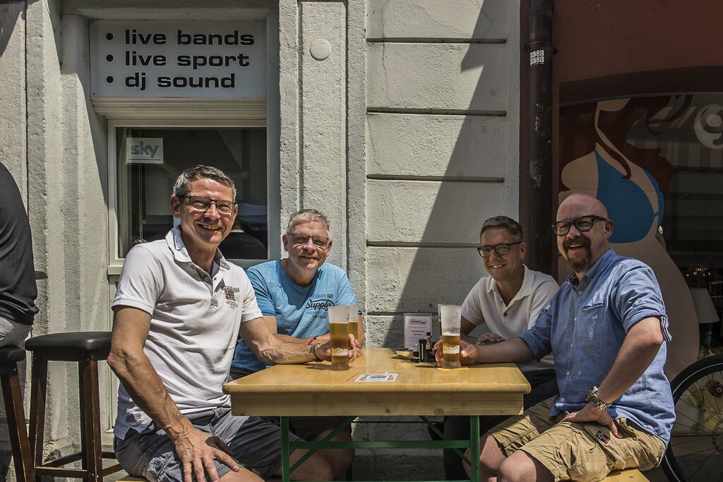 Auf ein Bier zusammenkommen und Fussballatmosphäre auf Grossleinwand geniessen: Marcel Schwander, Urs Zimmermann, Markus Haag und Matthias Lips (von links).
