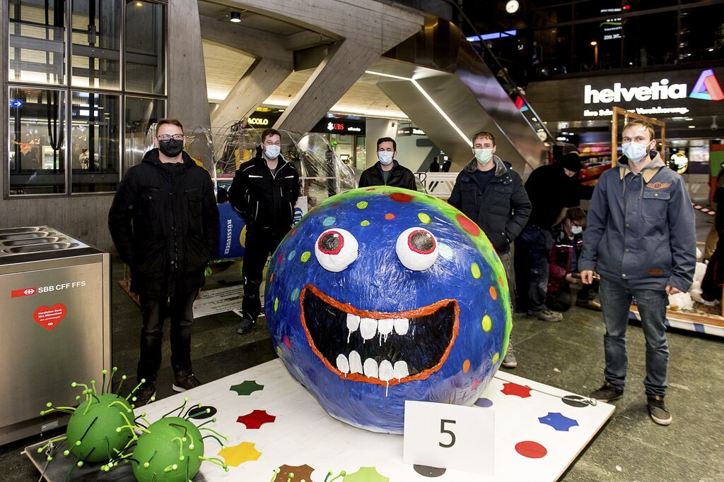 Bei den Nachtheuelern Horw die Fasnacht in der Stube gefeiert. Aufgestellt haben das Sujet Thomas Heer, Pumi Mattmann, Kevin Kaufmann, Hanspeter Egger und Simon Gasser (v. l.).
