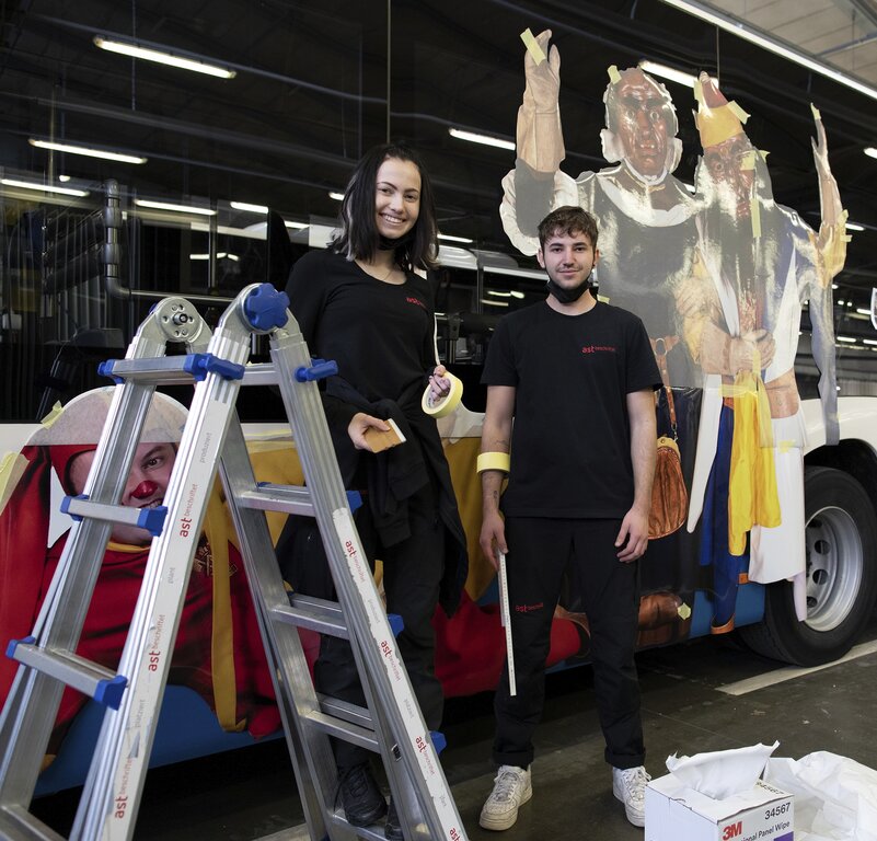 Sie beklebten den VBL-Fritschibus mit den Luzerner Fasnachtsfiguren: Selina Wipfli und Fabio Marino von «ast beschriftet».
