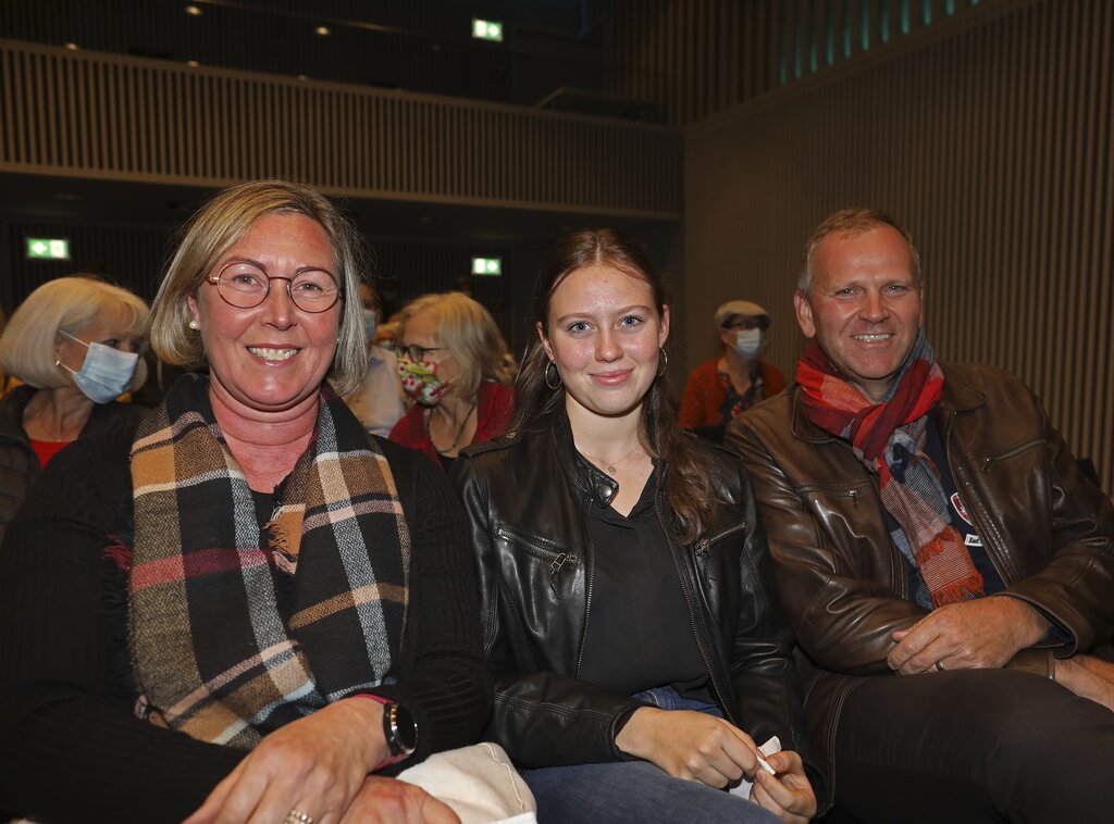 Wären von der Halle in vielen Bereichen tangiert: Edith, Anna und Daniel Zemp (v. l.) sind «Kuonimättler» und holten sich Bestätigung für ihre Meinung am Podium.
