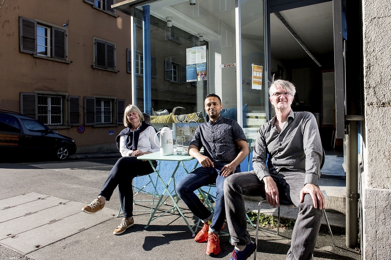 Barbara Egli, Quartierverein Wächter am Gütsch, Eliah Saeed und Beat Wirth (r.) sitzen vor dem neu eingerichteten Quartierraum Q-Point 72.
