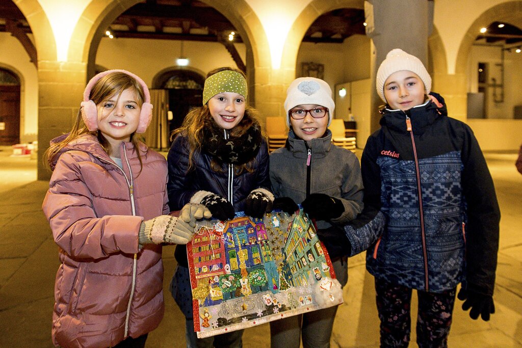 Auf der Collage von Smilla Zaugg, Kim Johann, Nuray Inan und Lorine Abgottspon (v. l.) leuchtet der goldige, beleuchtete Fritschi-Brunnen, und in den Wohnungen wird Weihnachten gefeiert.
