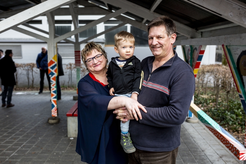 Für den Präsidenten des Quartiervereins Bernstrasse, Hans Bammert, hier mit Frau Lis und Enkel Andrin, ist der Austausch mit dem BaBeL-Projekt und entsprechenden Leuten wichtig.
