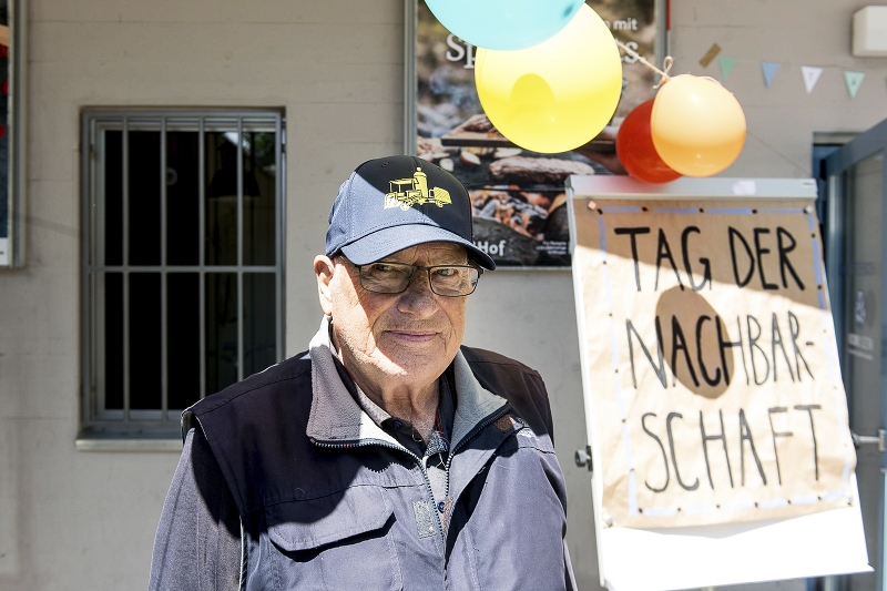 Das Plakat hat das Interesse von Dominik Baumgartner am Tag der Nachbarschaft geweckt.
