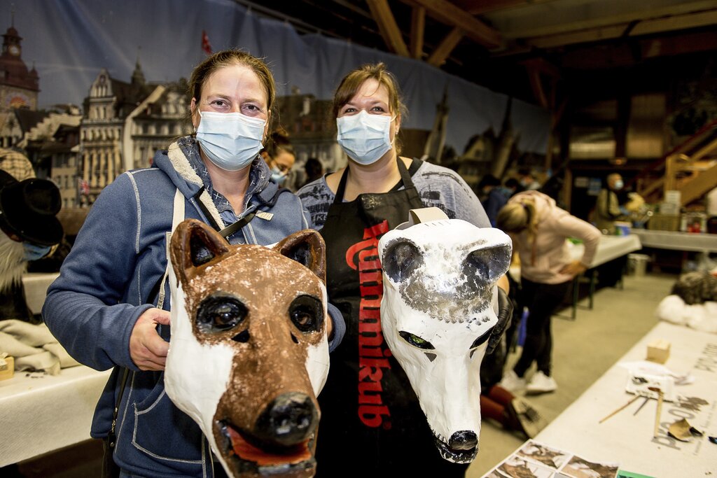 Regula Buck und Belinda Vassali erobern als Innerschweizer Werwölfe den Stadtteil Littau an der Fasnacht (von links).
