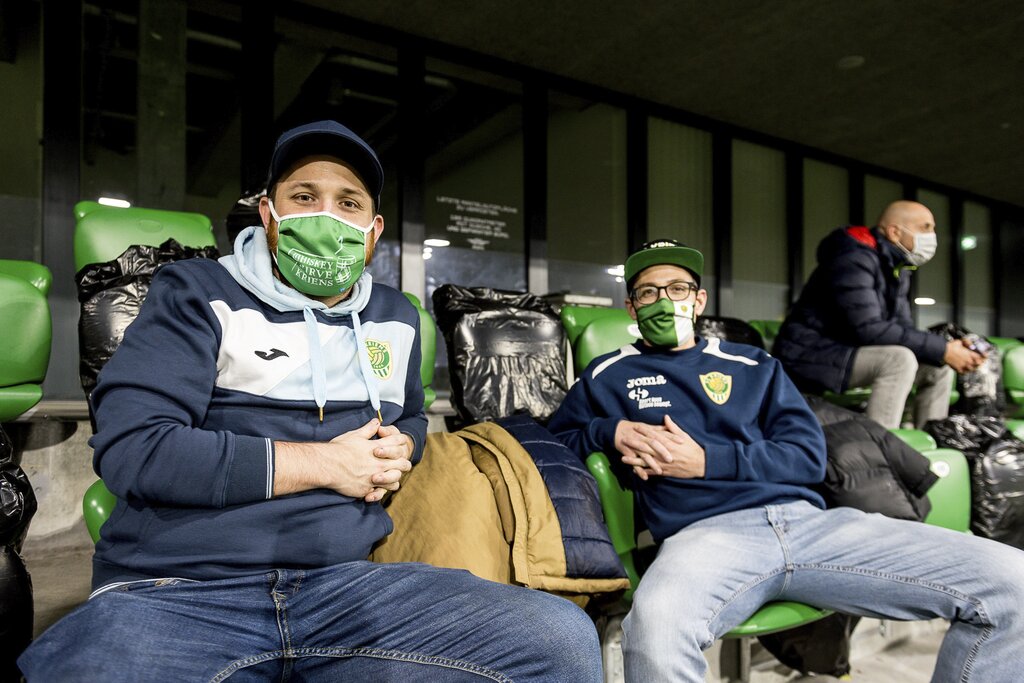 Sandro Studhalter und Timo Imgrüth (von links) sind spontan an den Match gekommen und geniessen es, unter dem Dach im Trockenen zu sitzen.
