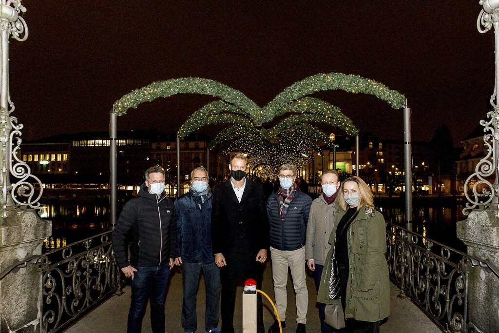 André Bachmann, Präsident Verein Weihnachtsbeleuchtung Luzern (VWL), Alexander Gonzalez, Geschäftsführer VWL, Adrian Lupart, LUKB (Illuminationspartner), Mario Lütolf, Vorstandsmitglied VWL, Peter Weber, ALI-Fonds (Illuminationspartner), und Jessica Ternes, Vorstandsmitglied (VWL) (von links).