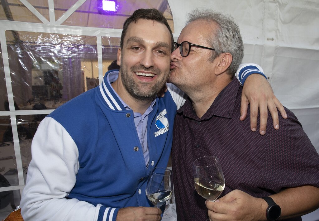 Neu mit Bart: FDP-Kantonsrat Rolf Born (l.) amtet als OK-Präsident beim Turnier in Emmen, mit Dominique Blanc, Präsident des Schweizer Fussballverbands.
