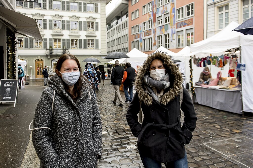 Eliane Rast (links) und Sonja Portmann sind am Samstag in der Altstadt «zum Schneuggen» für Weihnachtsgeschenke unterwegs.
