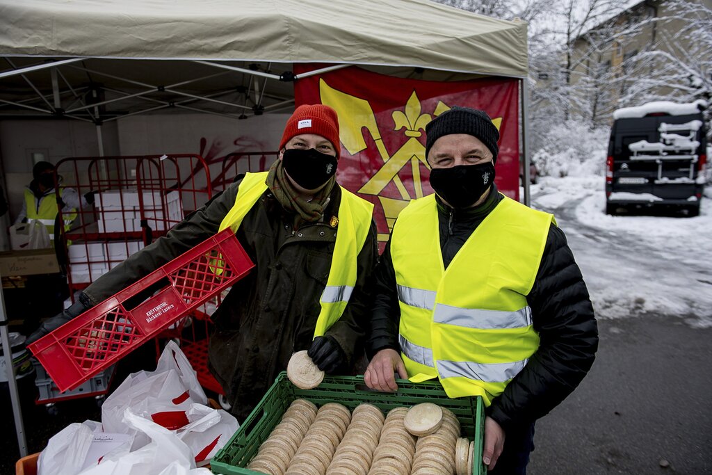 Pascal Piffaretti (links) erhält von Bäckermeister Josef Kreyenbühl letzte Instruktionen, wie viele Desserts er einpacken soll.
