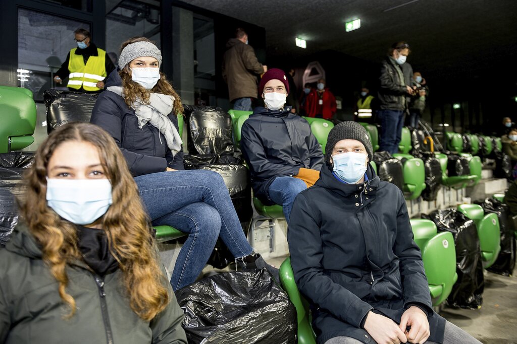 Hinter diesen Masken verstecken sich SCK-Legende Marco Wiget und der Challenge-League-Topskorer der vorletzten Saison Nico Siegrist zusammen mit Zoé Glauser und Rahel Heini (von rechts).
