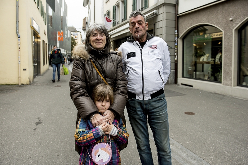 Was sie anspricht, kauft Natascha Gerber ein. Max Gregor ergänzt, er würde nie Biofleisch einkaufen. Sie waren zusammen mit Chiara unterwegs.
