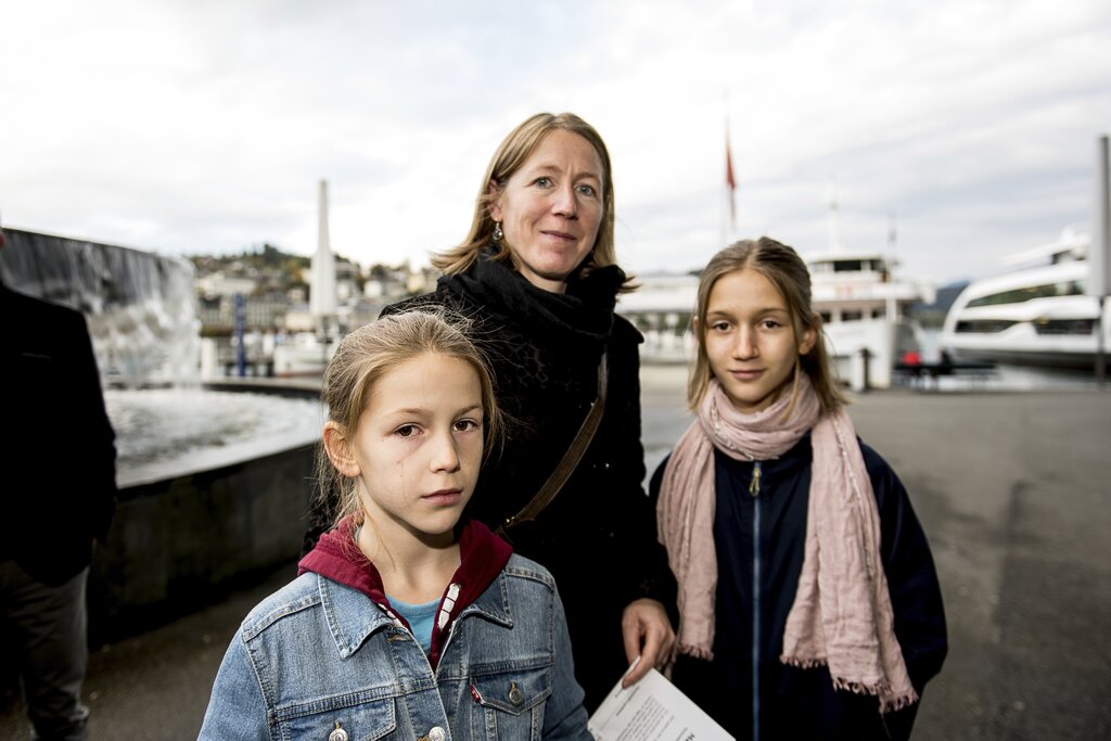 Familie Caprez mit Ladina, Cursina und Madlaina (v. l.) sehen heute ihren Vater auf der Bühne als Posaunist spielen.
