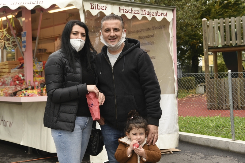 Hanishe und Agim mit Tochter Selin Seferi (von links) sind auf alle Bahnen gegangen, so konnten sie der kleinen Selin eine Freude machen.    
