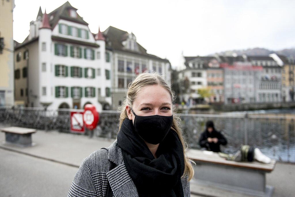 Die Primarlehrerin Evelyn Hunkeler erzählt, dass es mit der Stoffmaske angenehmer sei, zu unterrichten.
