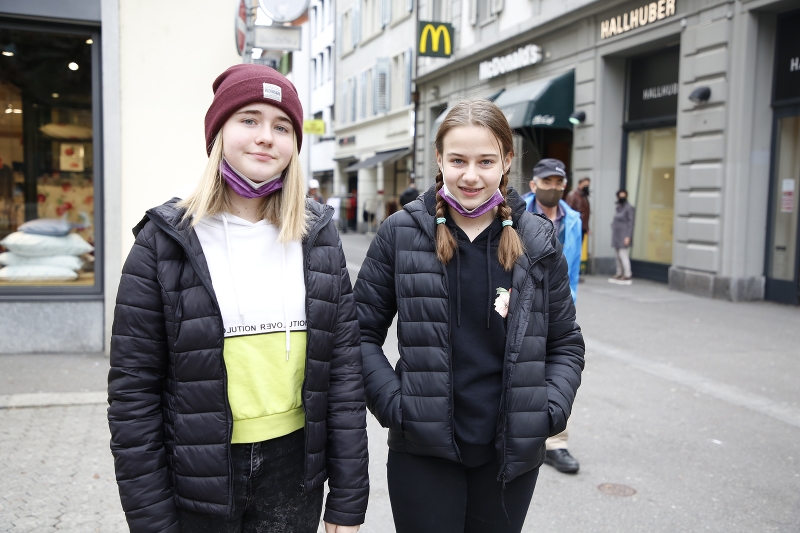 Die Zwillinge Aliya (l.) und Ylenia kamen aus dem Kanton Schwyz nach Luzern, um den freien Nachmittag wieder mal mit «Lädele» zu verbringen. 
