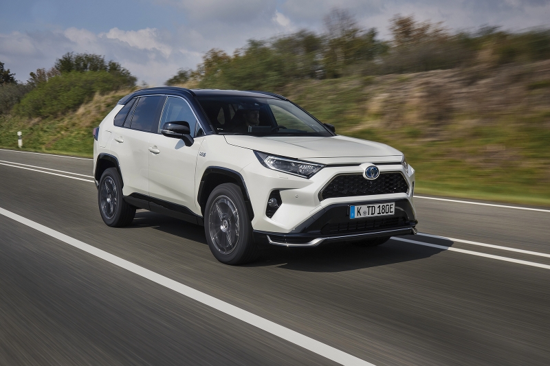 Um mit dem RAV4 PHEV vorwärtszukommen, braucht es starke Antriebe: einen Vier-Zylinder-Benzinmotor (185 PS) und zwei Elektromotoren vorne (182 PS) und hinten (54 PS). Bilder: PD
