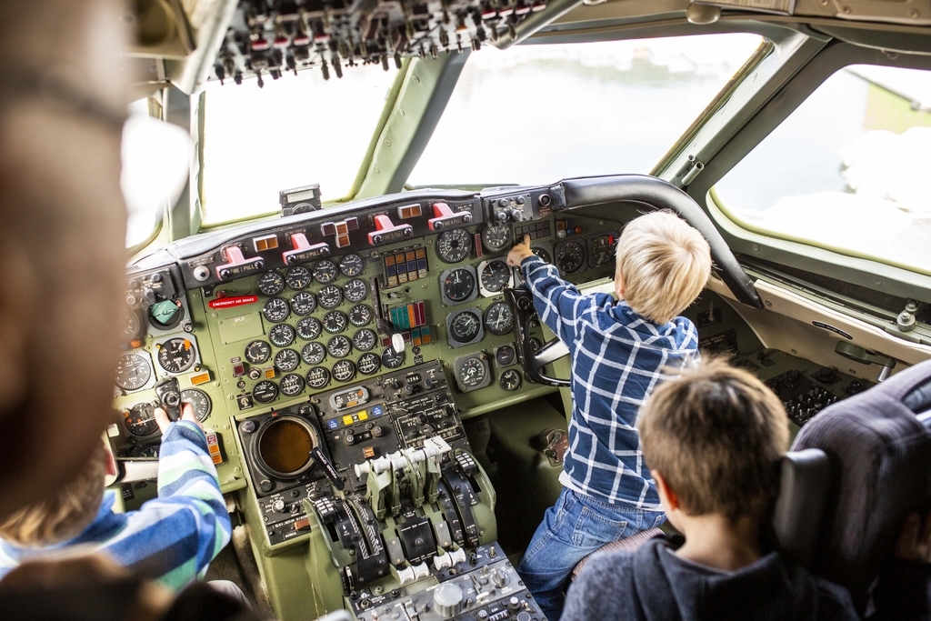 Näher geht es kaum: An den Air und Space Days durfte sich Jung und Alt ins Cockpit setzen und von all den Knöpfen überfordern lassen.
