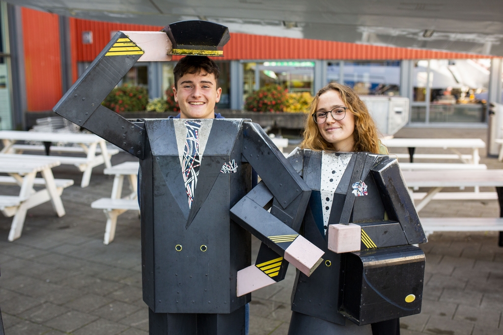 Das Pilotinnen- und Piloten-Outfit sitzt zwar bereits, aber die Flugstunden lassen bei Evan Muster und Vicky Cuenin noch auf sich warten.
