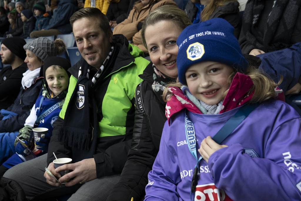 Die Familie Scherer mit (von links) Fabio, Reto, Nadia und Alina unterstützt mit grosser Begeisterung den FCL.
