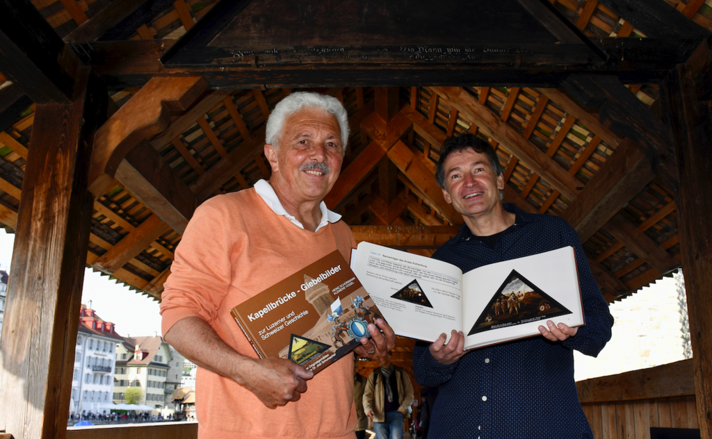 Die Buchautoren Heinz Schürmann (links) und Klemens Vogel auf der Kapellbrücke. Bilder: PD
