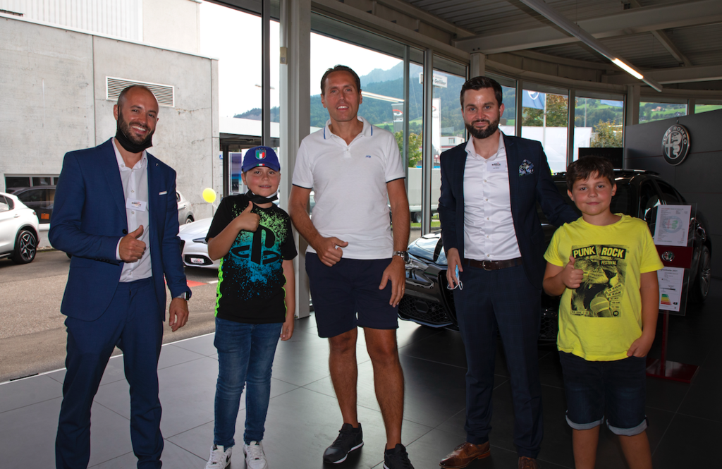 Alles Alfa-Romeo-Begeisterte: Garage-Windlin-Verkaufsberater Sandro Schito (links) und Windlin-Standortleiter Joel Müller (2. v. r.) mit Alex (2. v. l.), Francesco (Mitte) und Gabriele Mazzotta (rechts).
