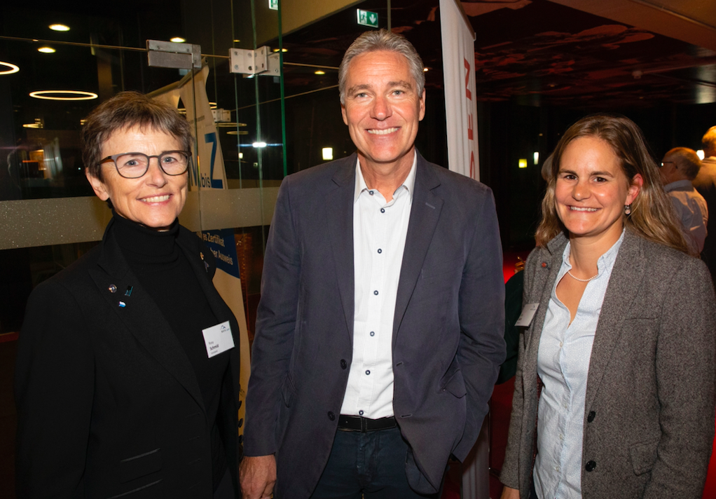 Die HEV-Vorstandsmitglieder Rosy Schmid (links) und Aline Marty (rechts) mit ihrem Ex-Vorstandskollegen Alex Widmer.
