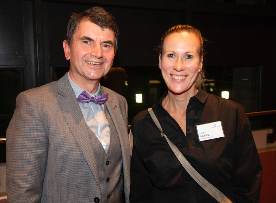 Organisator, Tätschmeister und Moderator des Abends, Kurt Bischof, mit der HEV-Fachfrau Immobilienhandel, Isabelle Schelling.
