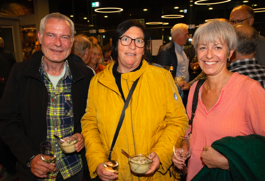 «Auch der Risotto war sehr gut», meinten Markus und Helen Jäger aus Ebikon und waren wie Andrea Loser aus Rothenburg mit dem Herbstanlass zufrieden (von links).
