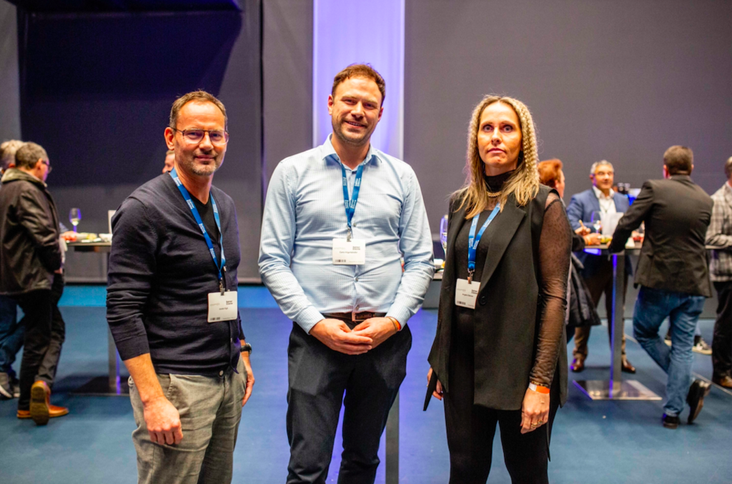 André Egli (links) des Hauptsponsors Balmer-Etienne lud Carlo Vilgertshofer und Angela Steiner von der Schiller Reomed AG nach Luzern an die Wirtschaftsarena ein.
