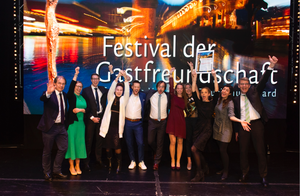 Sie feierten ihren Award-Gewinn so richtig: Mitarbeiter:innen des World Tourism Forum mit Geschäftsführer Martin Barth (rechts).
