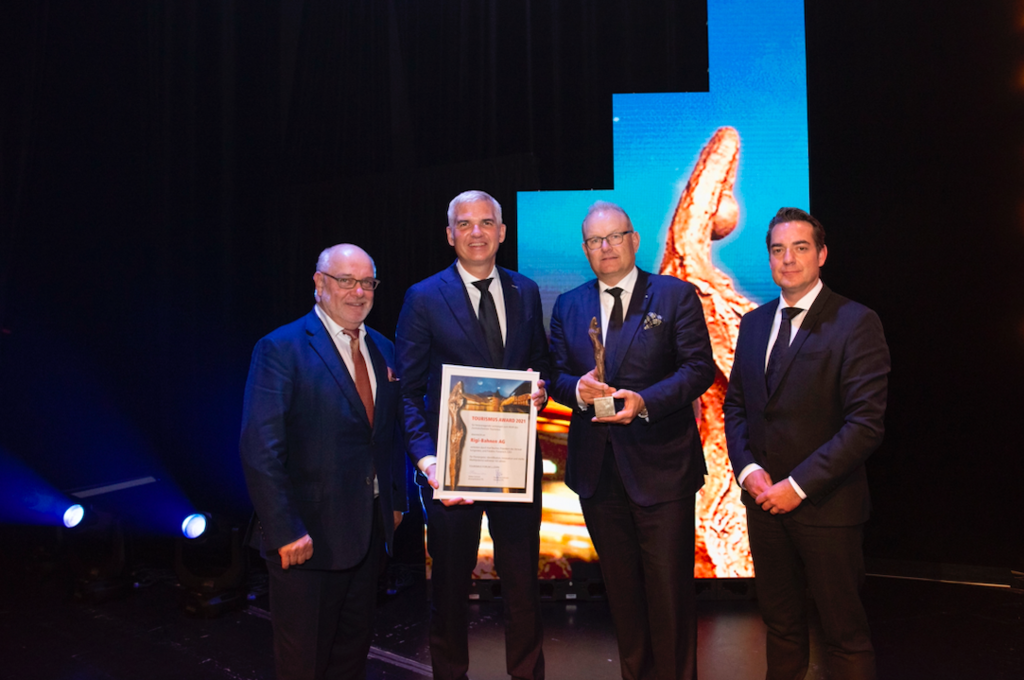 Award-Gewinner CEO Frédéric Füssenich (2. v. l.) und VR-Präsident Karl Bucher (2. v. r.) der Rigi-Bahnen mit Preisüberbringer Fritz Erni (l.) und Co-Hauptsponsor Adrian Wangeler der Bild +Ton AG.
