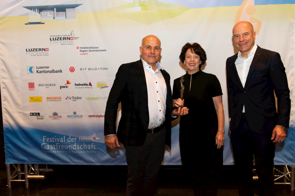 Der Gletschergarten war nach der Erweiterung fast gesetzt für einen Award: Direktor Andreas Burri (links) mit Stiftungspräsidentin Corinne Fischer und Daniel Salzmann, CEO der LUKB, dem Co-Hauptsponsor des Abends.
