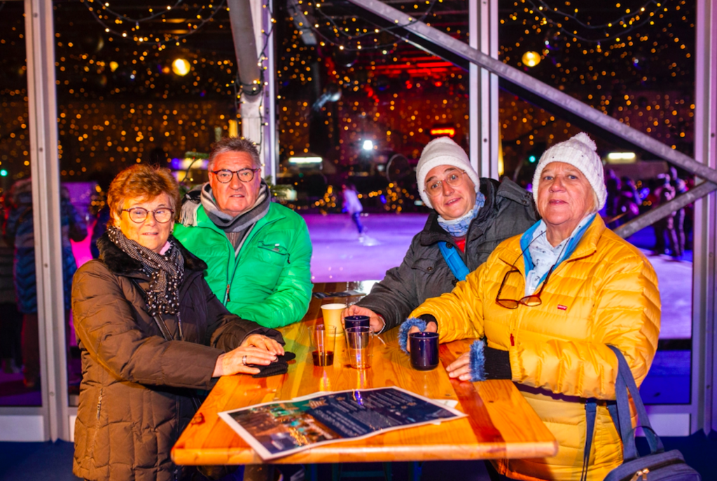 Von links: Maria Imboden sowie Urs, Gisela und Gabriela Muri fanden den Anlass superspannend – auch wenn dieses Jahr leider der imposante Christbaum fehle.
