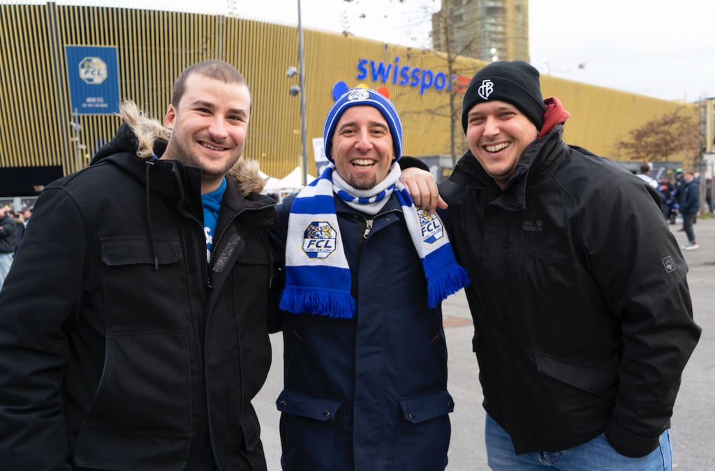 Von links: Marco Zibung, Benno Sidler und Dani Bucher freuten sich auf ein spannendes Spiel, egal ob als FCL- oder FCB-Fan.
