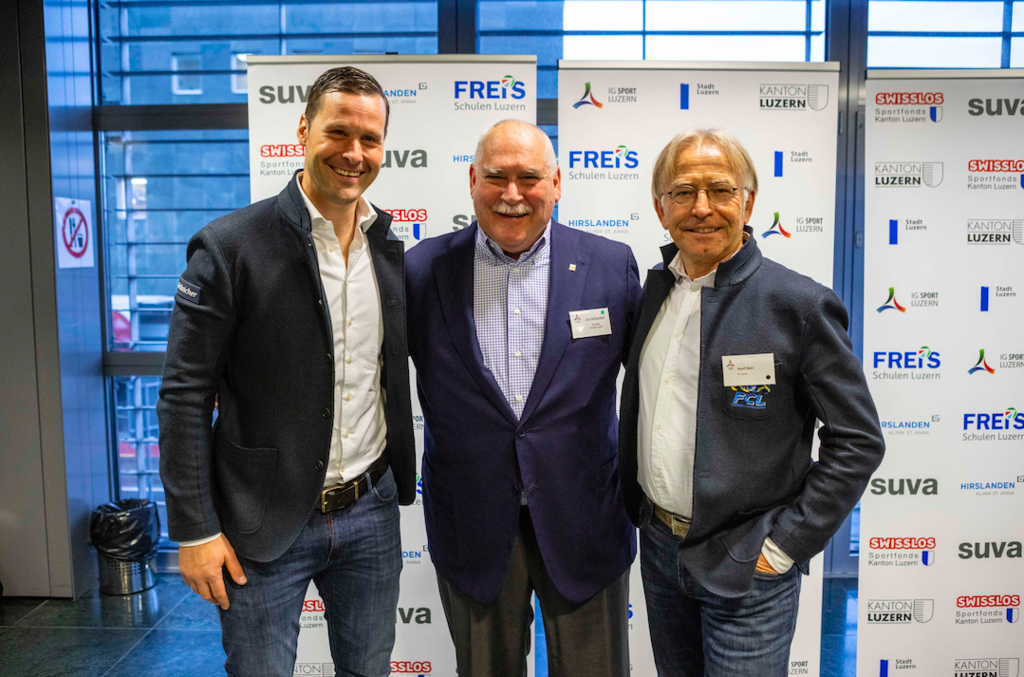 Urs Dickerhof (Mitte), Präsident der IG Sport Luzern, posierte umgeben von FCL-Prominenz: dem langjährigen FCL-Torhüter David Zibung (l.) und dem Vizepräsidenten Josef Bieri (r.).