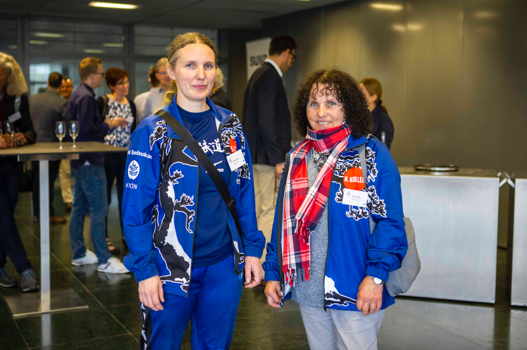 Selina (links) und Helen Koller freuten sich, dass ihre Senbukan-Budoschule erstmals für den Präventionspreis nominiert wurde. Gleich darauf gab es tatsächlich die Auszeichnung.
