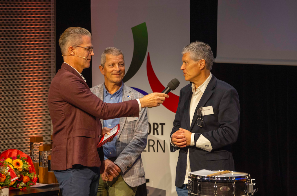 Urs Dickenmann (rechts), der stellvertretend für seine Tochter, die Luzerner Fussballerin Laura Dickenmann, vor Ort war, mit Kantonsratspräsident Rolf Bossart (Mitte) und Moderator Erni.
