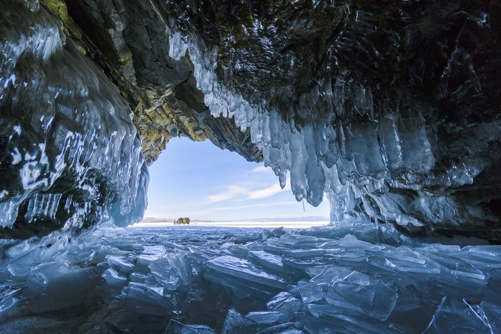 Am Anfang war Sabrina Inderbitzi wegen der Menschen auf dem Bild nicht richtig überzeugt vom Bild. Das Foto entstand auf dem gefrorenen Baikalsee in Russland. Bild: Sabrina Inderbitzi
