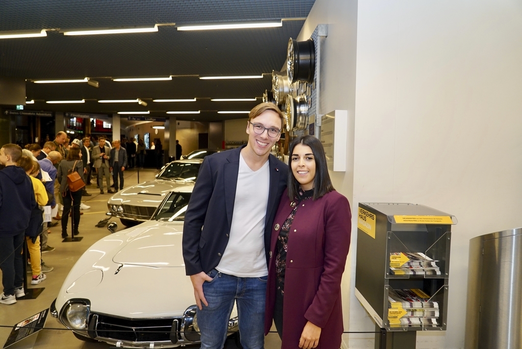 Jean-Michel Ludin und Samantha Antonucci waren begeistert vom 007-Auto Toyota 2000 GT.
