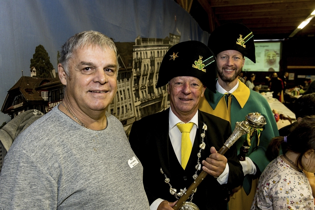 Von links: Rolf Sainsburry organisierte dieses Jahr das Maskenbasteln fürs Luzerner Fasnachtskomitee. Mit Wey-Zunftmeister Rolf Birchler und Weibel Andreas Suppiger.