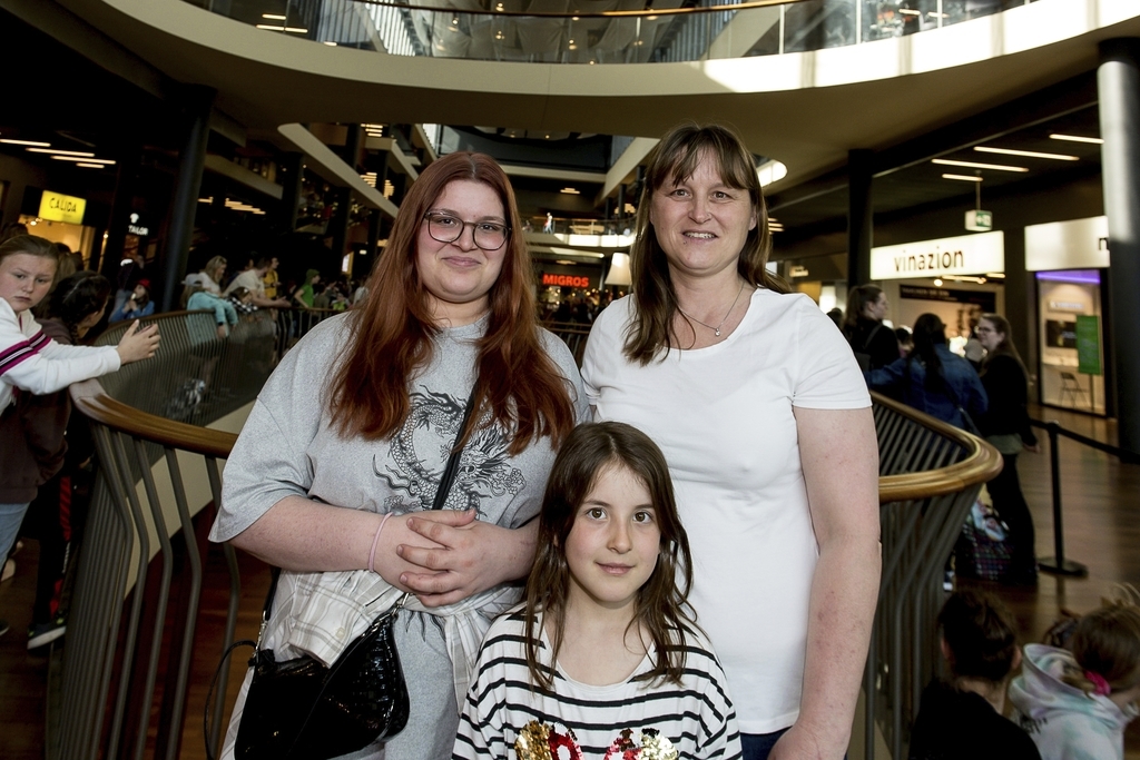 Von links: Mit der Heimat immer noch verbunden und aus dem Seeland angereist sind Alessia, Stefanie und Sarina Amstad. Sie sind stolz auf Marco und über seine Leistungen.
