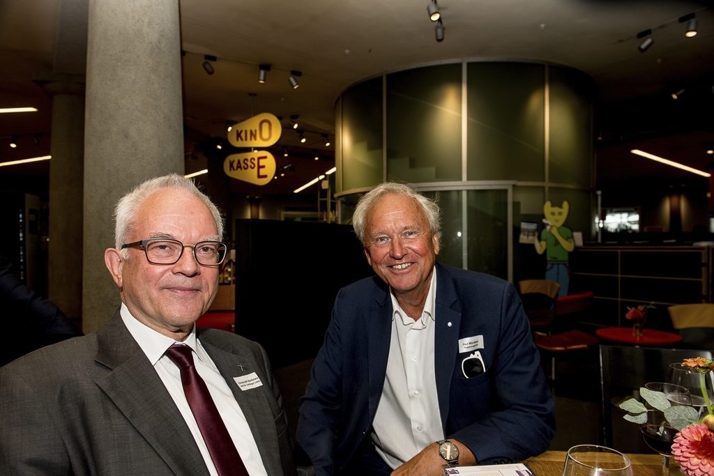 «Jedes Jahr ist am 10. August ein Gottesdienst in der St.-Antonius-Kapelle beim Denkmal», erzählt Christoph Sterkman, Stiftspropst St. Leodegar (l.), dem Regierungsrat Paul Winiker.
