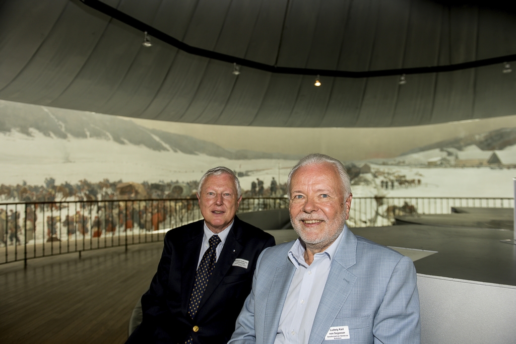 Ihre Vorfahren sind auf dem Denkmal vermerkt. Bernhard Pfyffer von Altishofen (links) und Ludwig Karl von Segesser.
