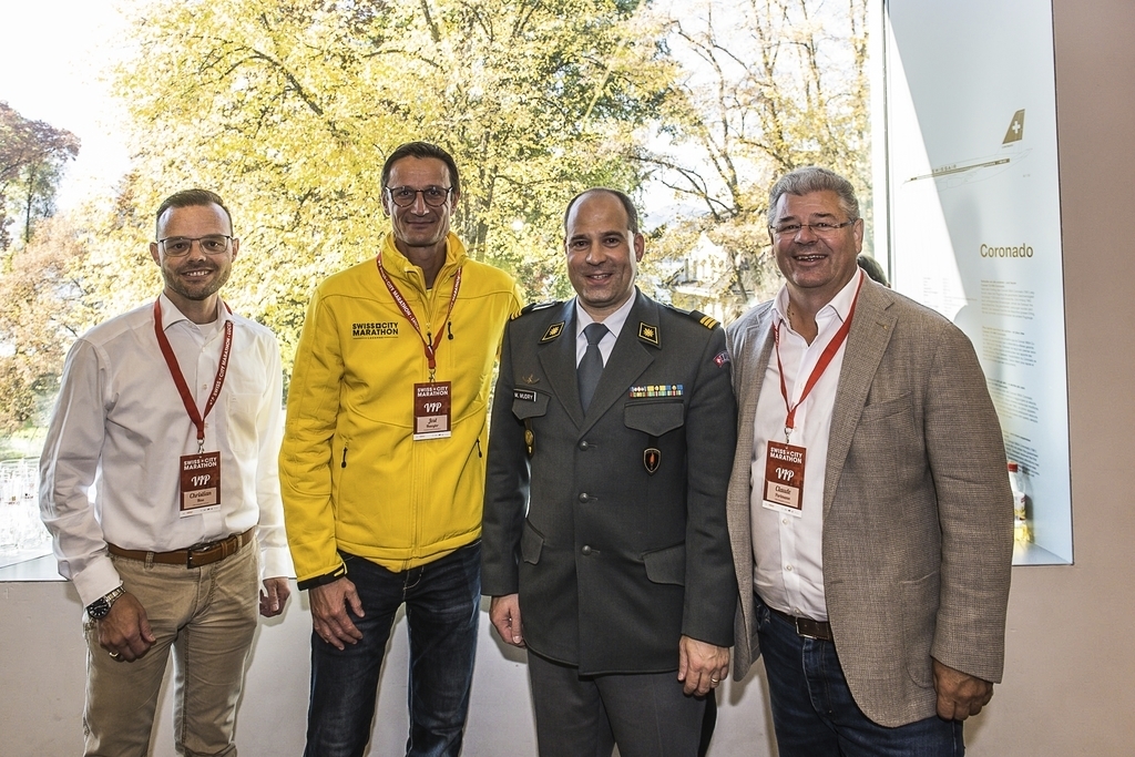 Von links: Christian Hess, Chef CISM, Delegation Schweiz; Jost Huwyler, OK-Präsident City Marathon; Marco Mudry, Kommandant Kompetenzzentrum Sport der Armee, und Claude Portmann, CISM, Delegation Schweiz. 200 Armeeangehörige absolvierten den Marathon.
