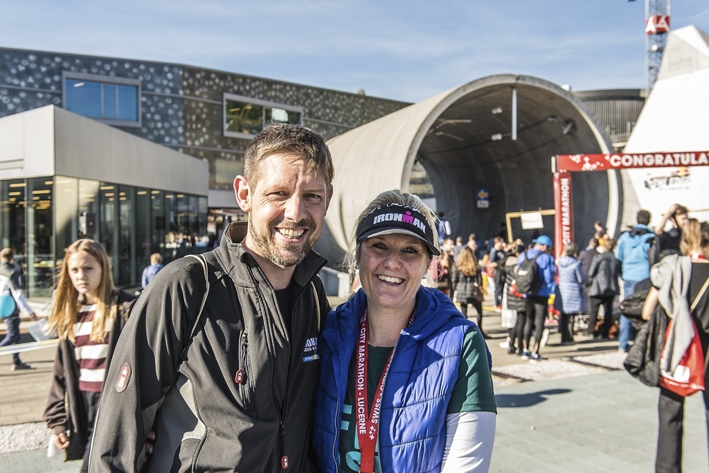 Philipp Arnold und Carmen Ineichen waren überglücklich, wieder einmal laufen zu können. Unterwegs standen überall Leute, die sie angespornt hatten.
