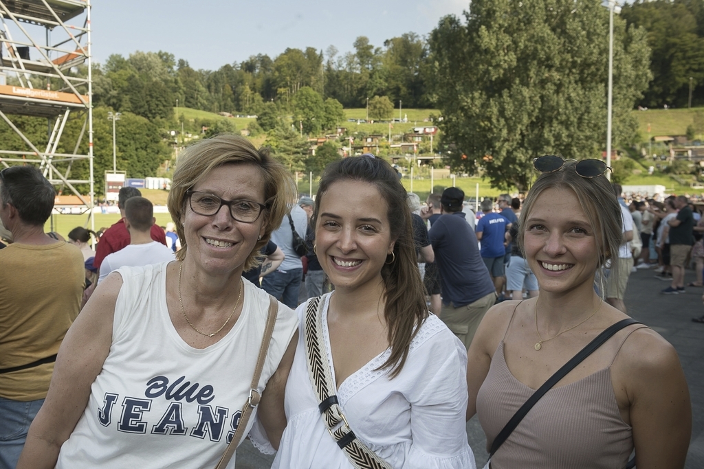 Jasmin Riedweg, Gina Gamboni und Carina Hänni (von links) kennen ein Nachwuchstalent beim FC Littau und wollten sehen, wie er spielt.
