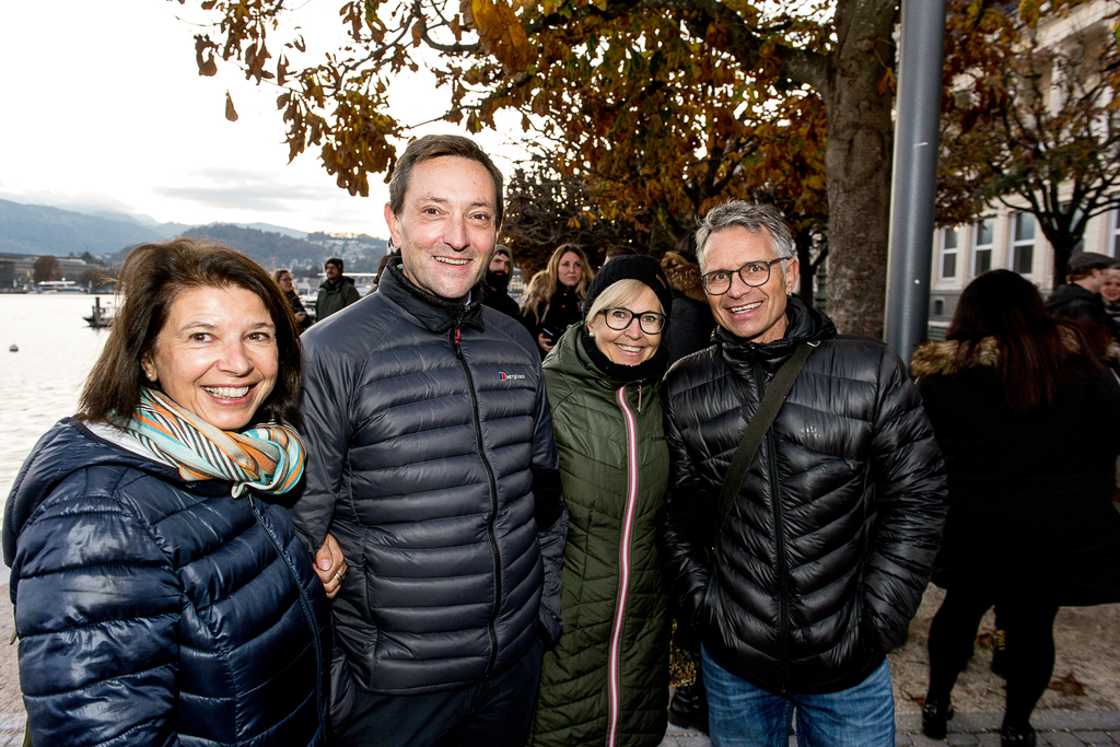 Philipp Schäuble (rechts) und Yves Hofmann waren dem Klang der Guggenmusik und dem Duft des Kafi Hurenaff gefolgt.
