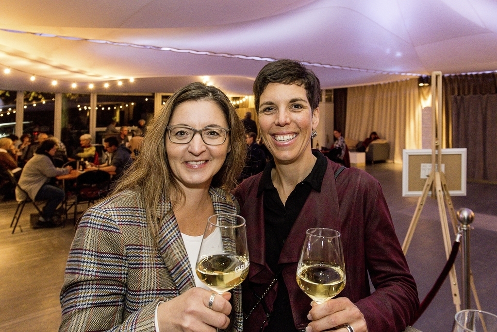 Romina Räber (links) und Claudia Hüsler: Als Blues-Fan freuten sie sich auf den Ladiesabend, während die Ehemänner Fussball schauten.
