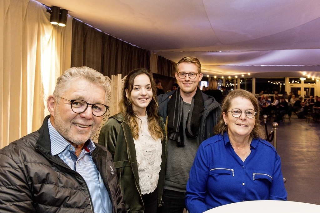 Von links: Urs Matter, Fiona Beaud, Simon Wigger und Ursula Schill. Die Fankhauser-Fans hätten das junge Nachbarpaar eingeladen, erzählten Ursula und Urs.
